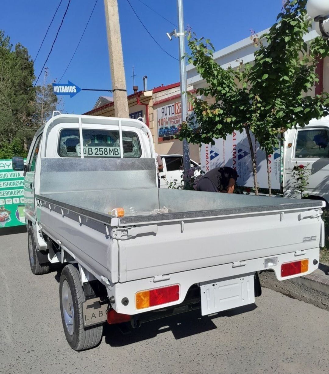 Barcha turdagi labo mashinalar bor.