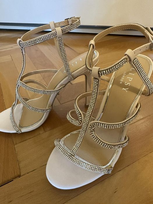 Уникални сандали на Lipsy