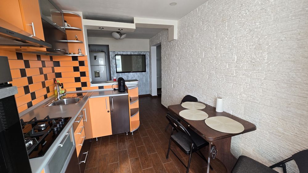 Închiriez apartament 3 camere , zona Berceni sector 4