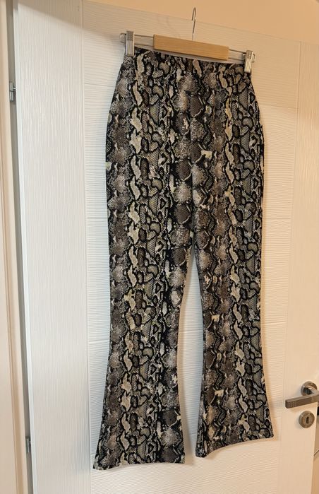 Pantaloni evazati