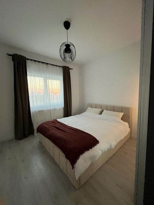 Închiriez apartament cu 2 camere