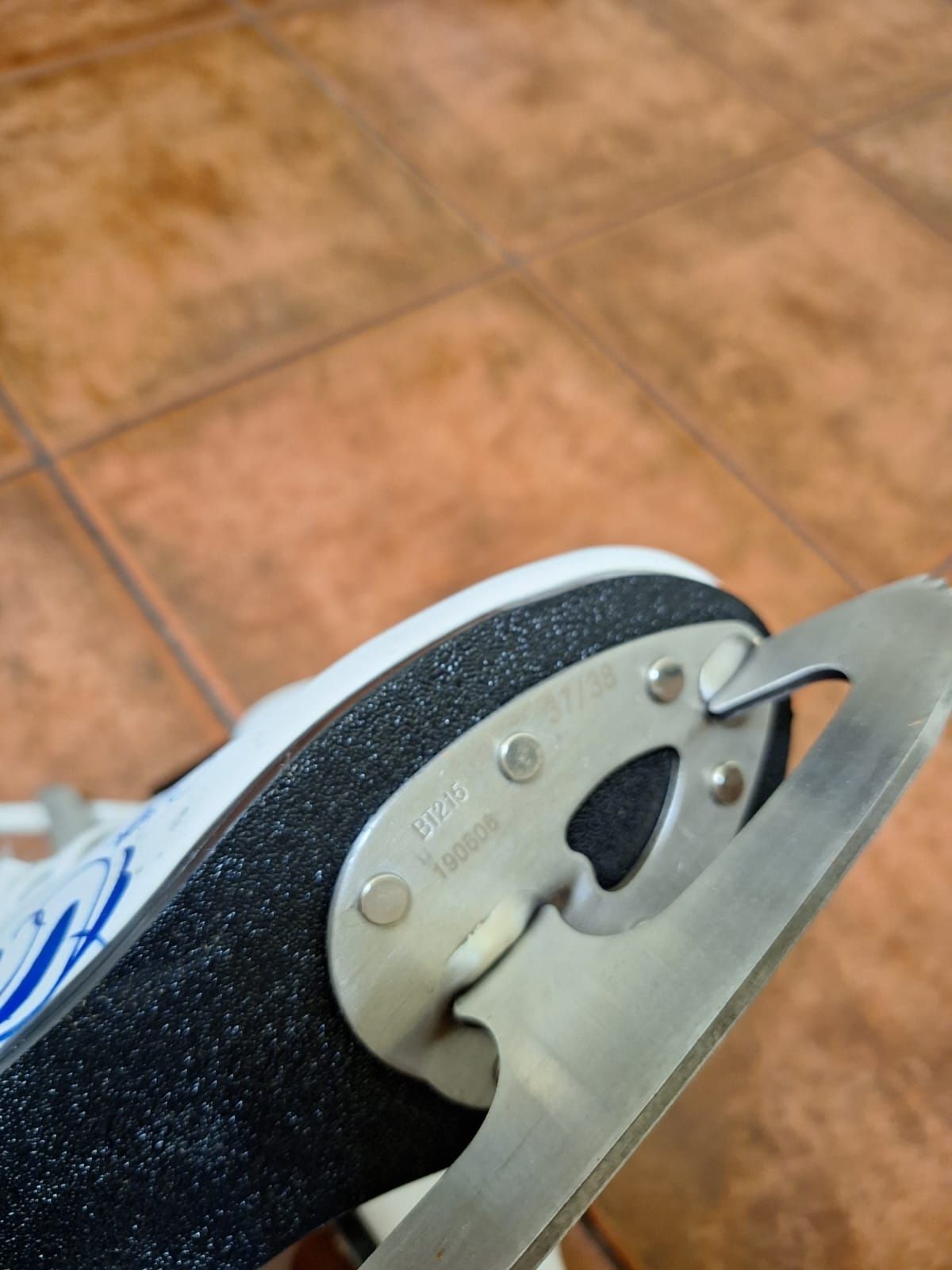 Vind doua perechi de patine