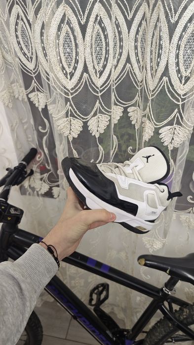 Vand jordan 3 in stare buna