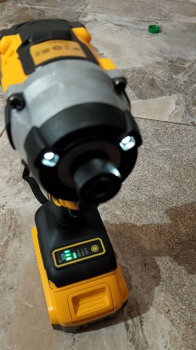 Impact Dewalt DCF 860 cu baterie de 6A