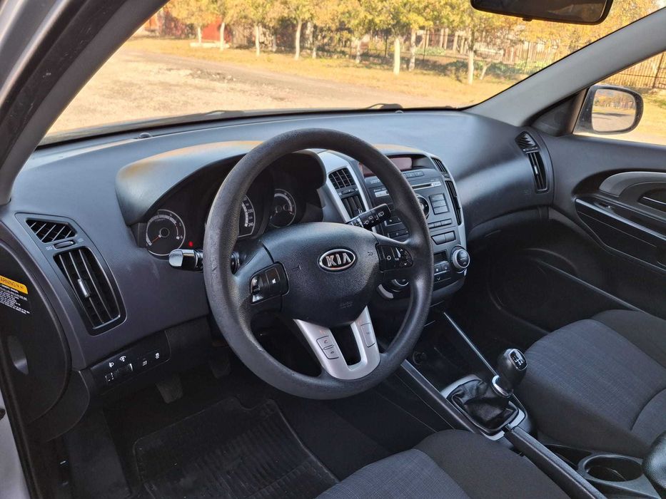 KIA Ceed - 1.6 CRDi - Climatronic / Pilot / Comenzi