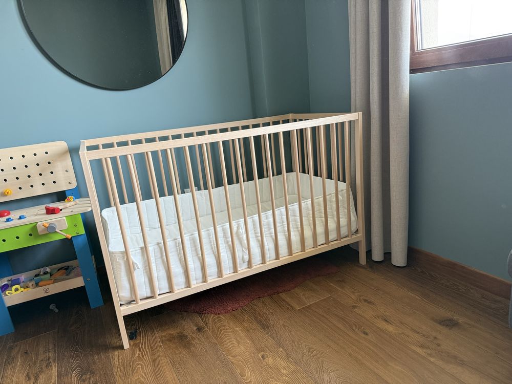SNIGLAR бебешко креватче ikea с матрак и спално бельо