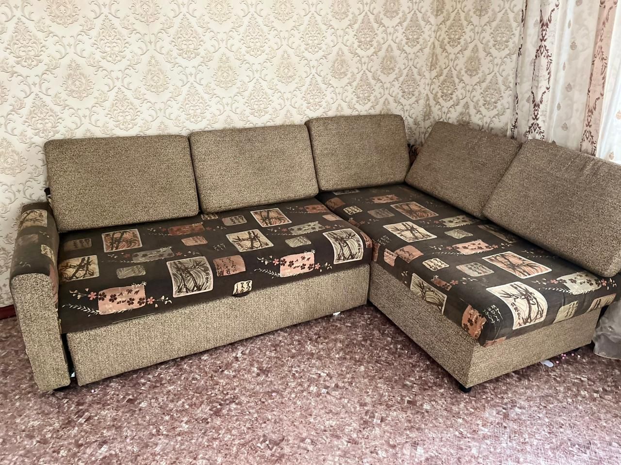 Угловой диван срочно продам
