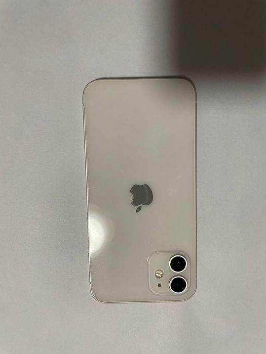 Продаю Айфон 12 в отличном состояние защитный экран есть,зарядка есть