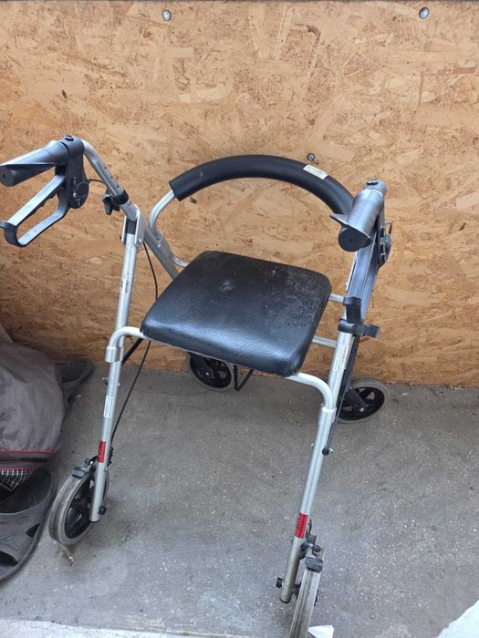 Vand scaun cu rotile