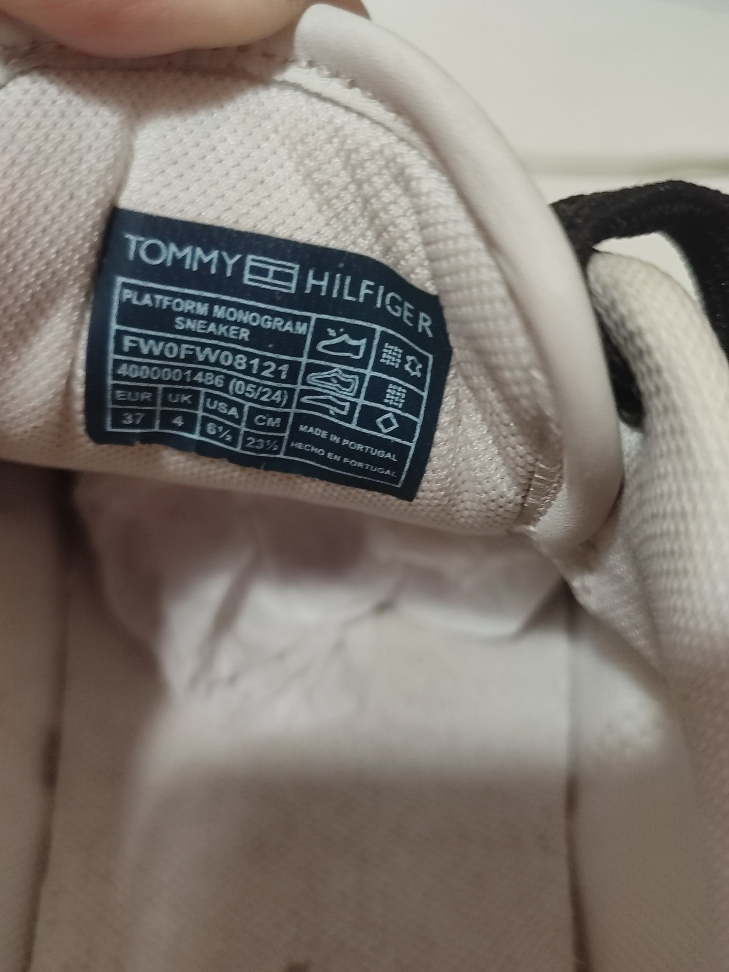 Черни сникърси на Tommy Hilfiger