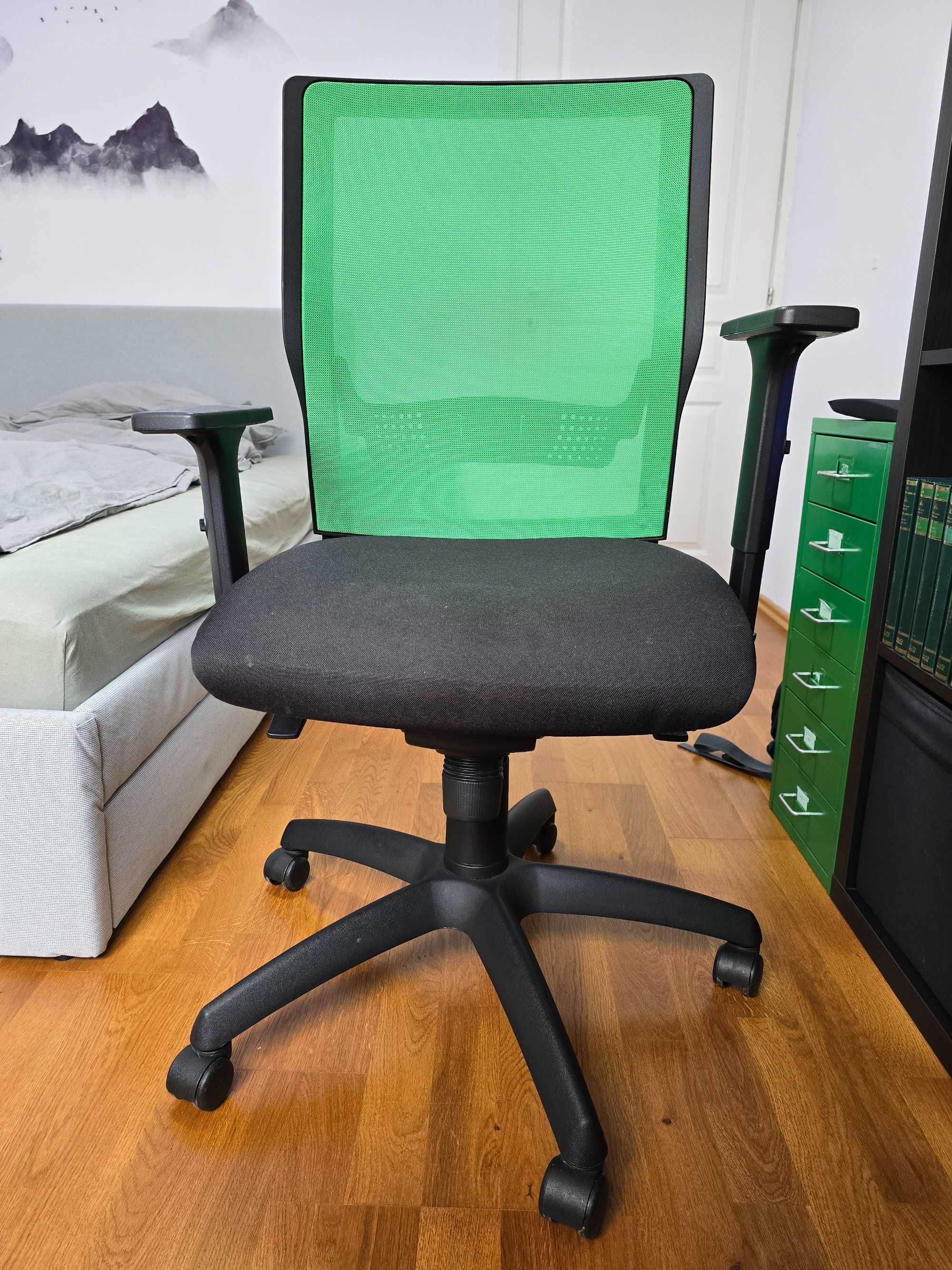 Scaun ergonomic TrafficChairs axxe.mesh verde.