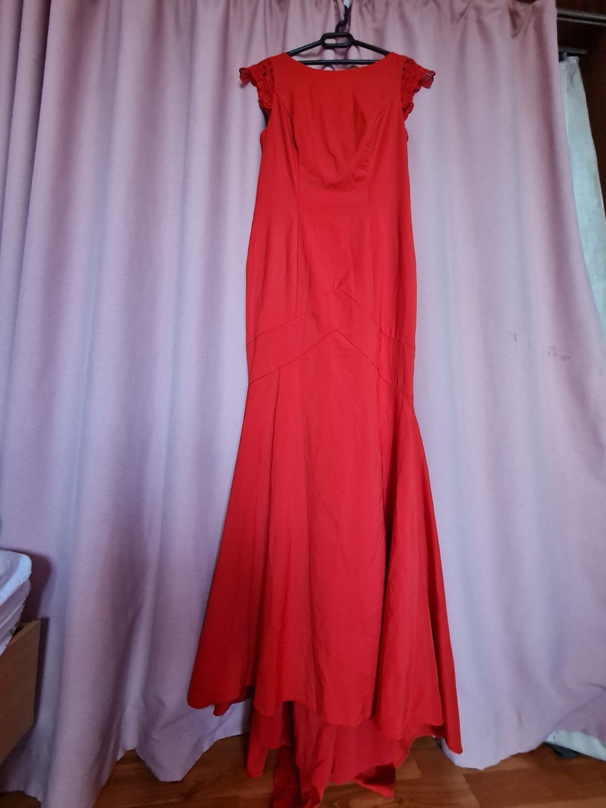 Дамска официална червена рокля с дантела
