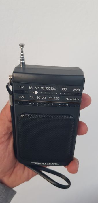 Realistic radio portabil de colecție