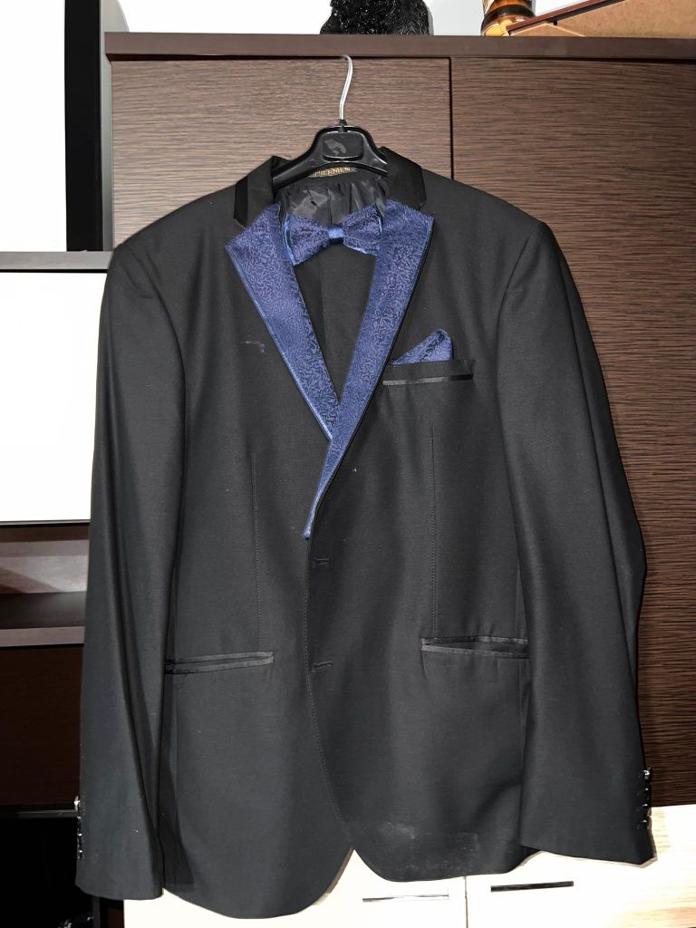 Costum negru cu albastru