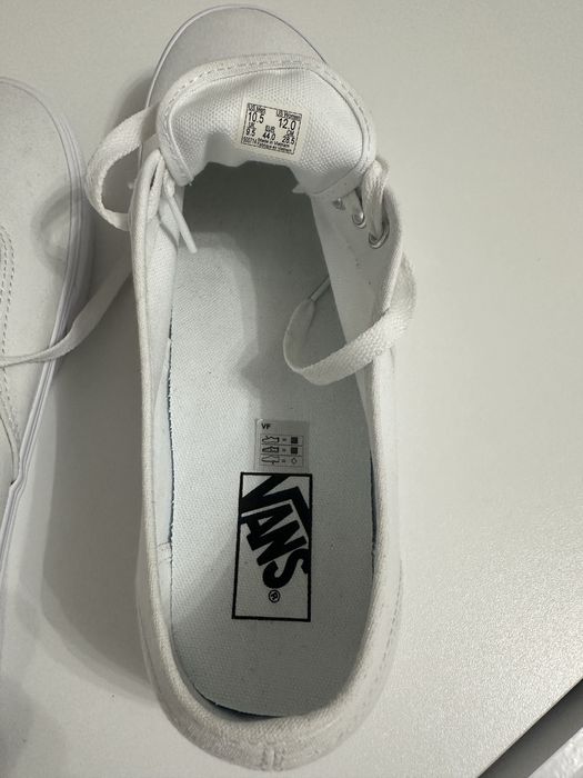 Teneși Vans noi.