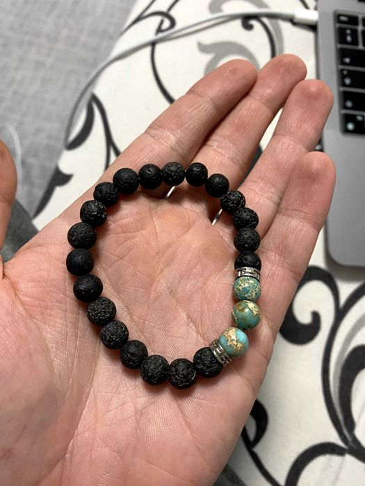 Гривна от лава камъни с глобуси..