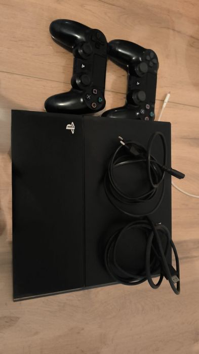 Продам PS4 в исправном состояние