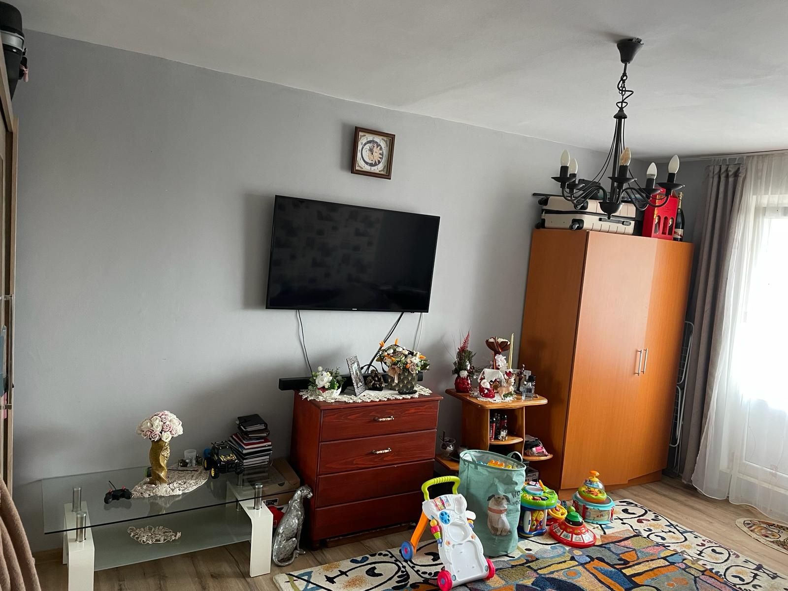 Vând Apartament etaj1 Tineretului.