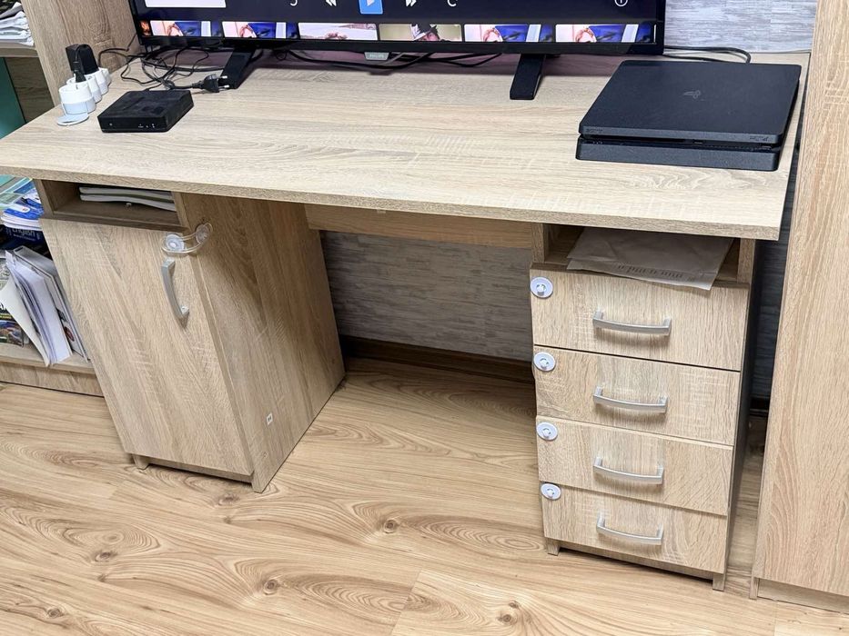 Два броя бюра в добро състояние