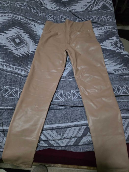 Кожен клин Л размер нов.Цвят бежов.