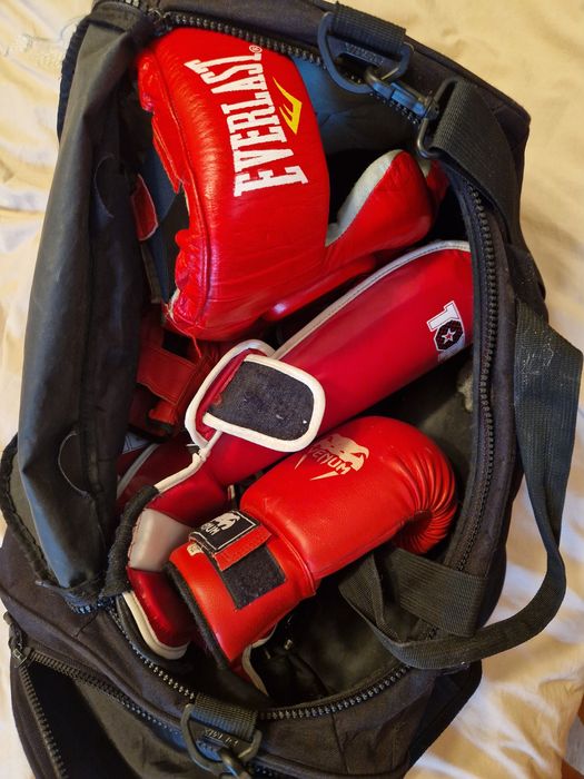 Продам шлем, перчатки,футы,сумку