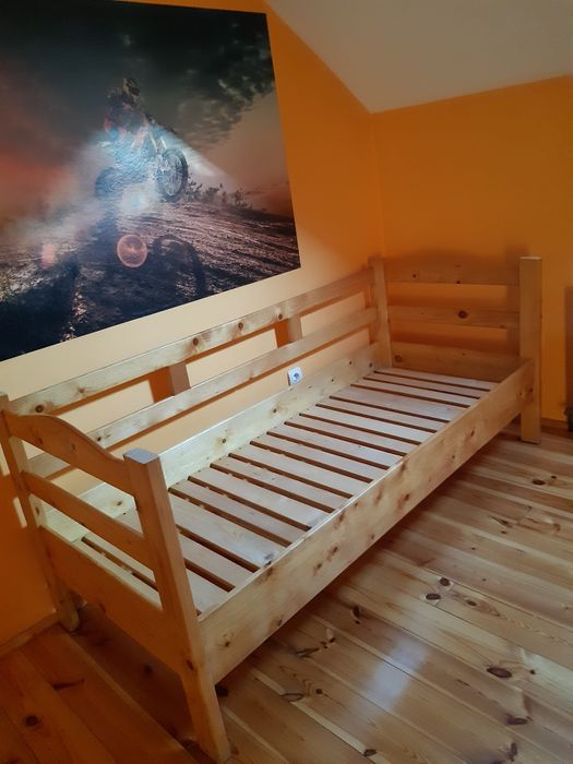 Pat din lemn masiv de o persoana