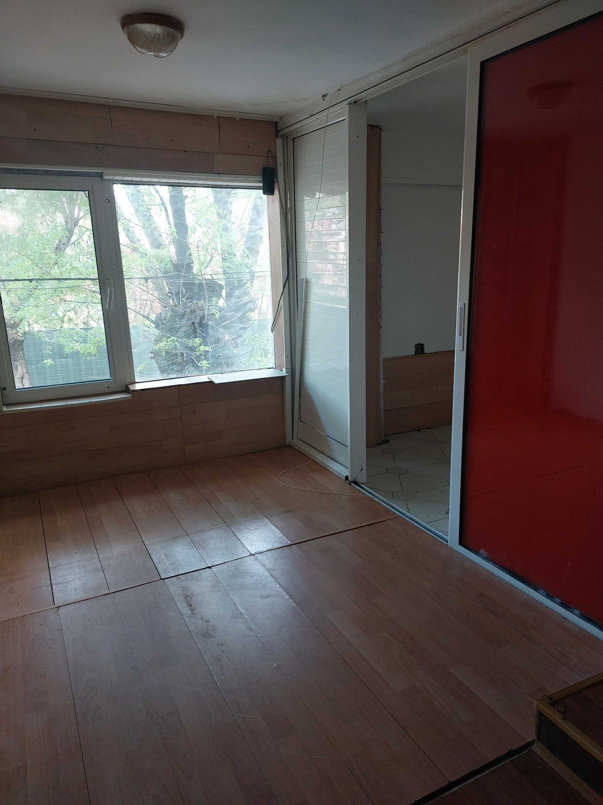 Продавам недвижим имот в кв. Банишора. Етаж първи, над гаражи.