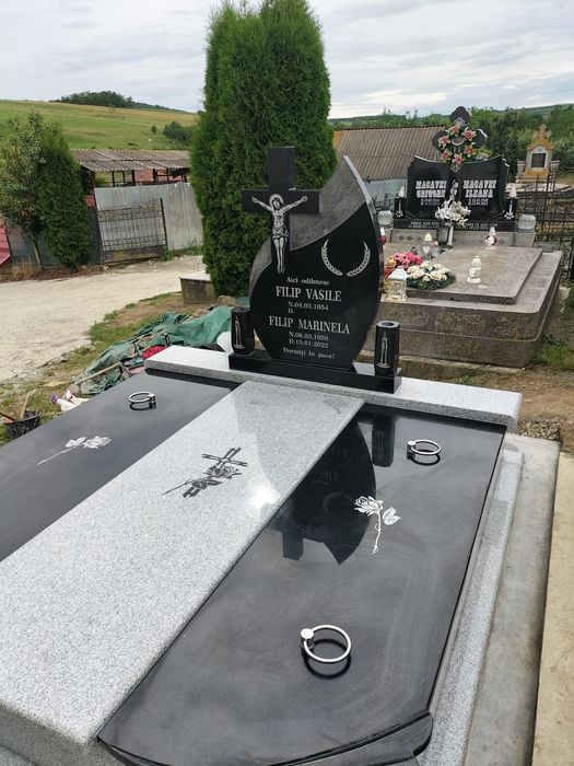 Monumente funerare din granit