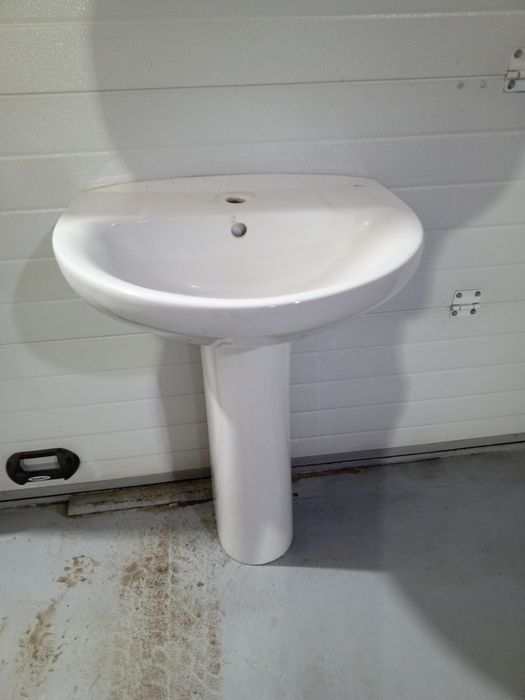 Раковина с пьедесталом.