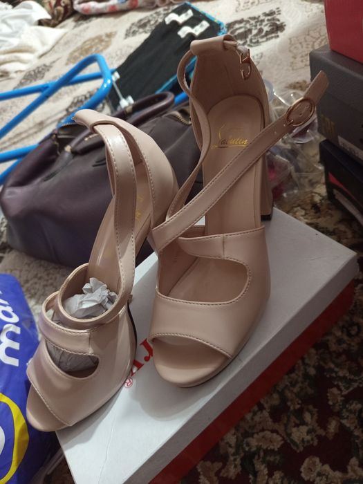 Oyoq kiyim va ko'yne sotiladi yengilariyam bor ichida umuman kiylmagan