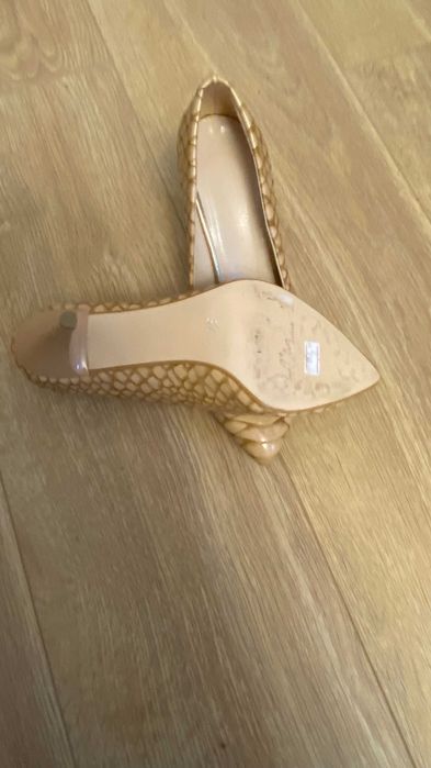 Елегантни обувки на ток - нови, 37 номер