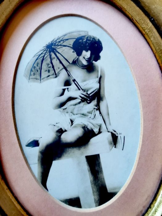 Еротична  картина графика на жена с чадър в златна рамка  чернобяла