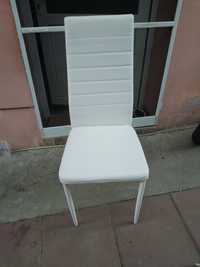 Set 4 scaune din piele sintetica albe noi necesita montare