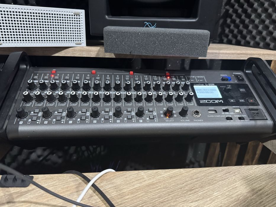 Mixer digital Zoom Livetrak L20Rack
