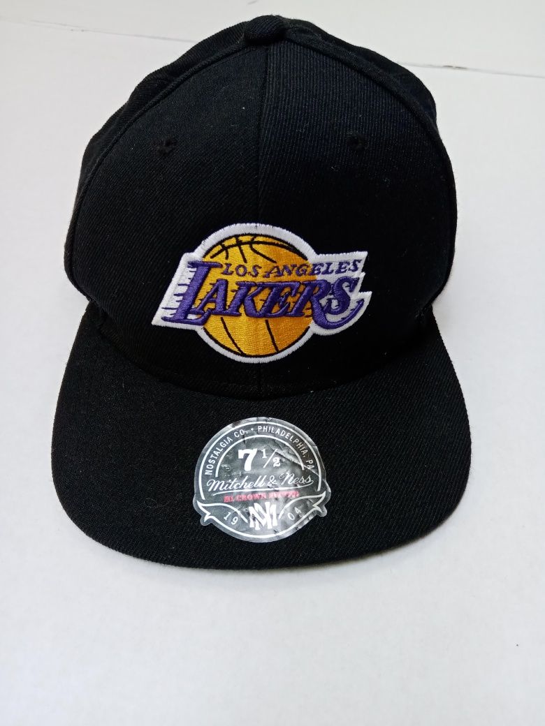 Шапка с козирка на Lakers
