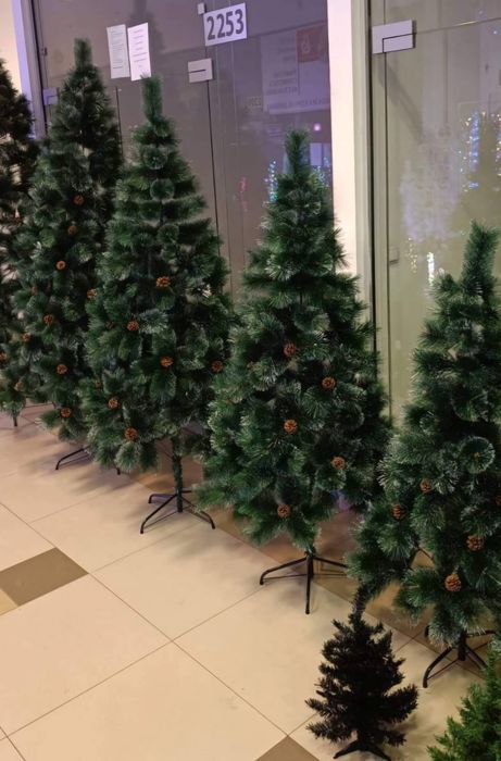 Коледна елха изкуствена – реалистична,с шишарки и заснежени връхчета