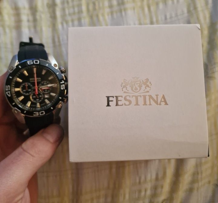 Часовник Festina