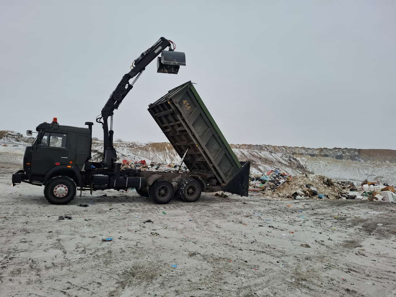 Вывоз снега мусора , шлак , деревьев , веток , КамАЗ 15 тонн грейфер .