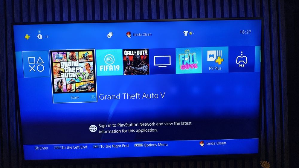 PlayStation 4 modabil cu maneta și 2 jocuri