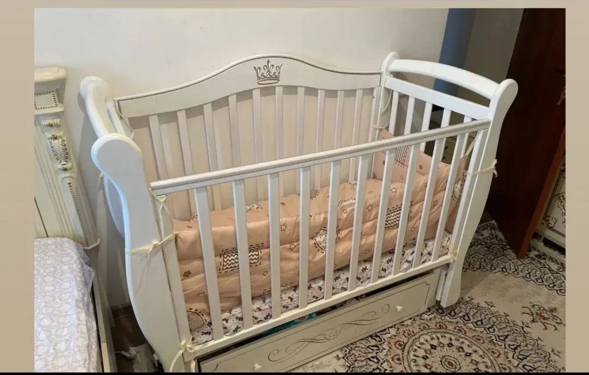Кровать детская белого цвета в хорошем состоянии