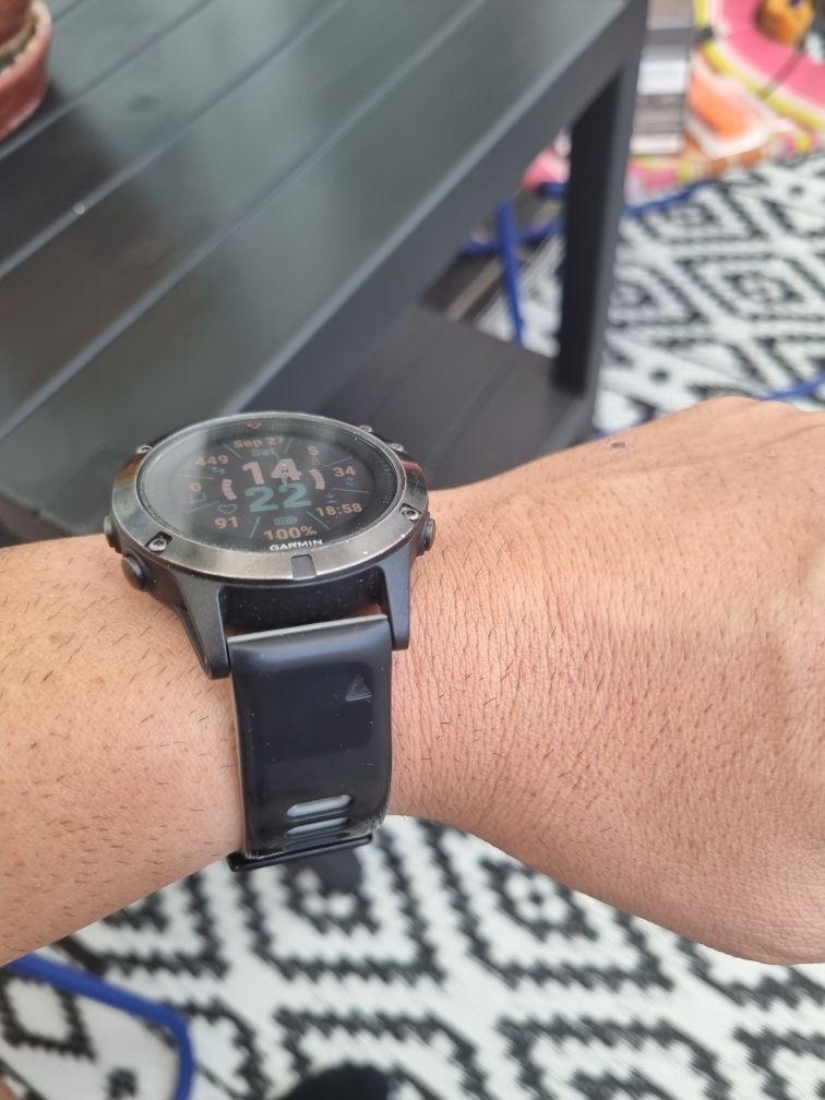 Garmin fenix 5 .