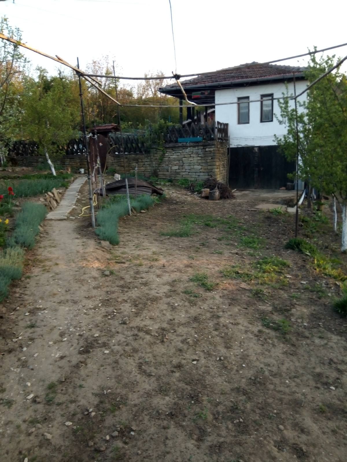 Къща с двор на 115 км от София