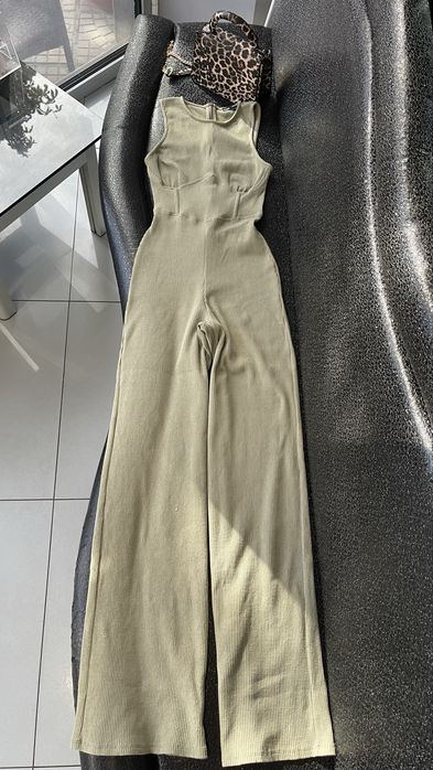 Уникален еластичен гащеризон на Bershka с ефектен широк крачол