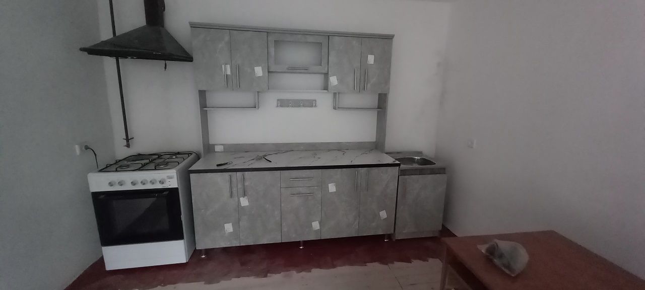 Eni 1.80 sm  buyi 2 mt Oshxona kuhunni mebellari