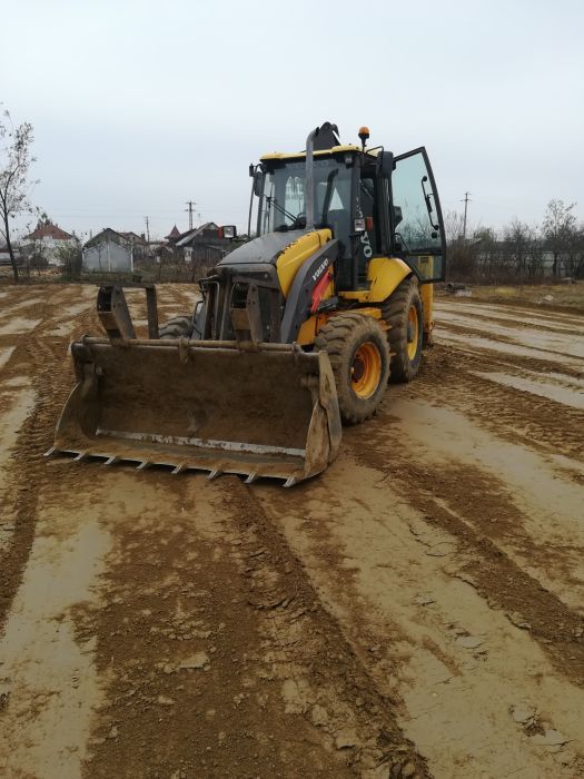 Buldoexcavator cu picon și miniexcavator de inchiriat