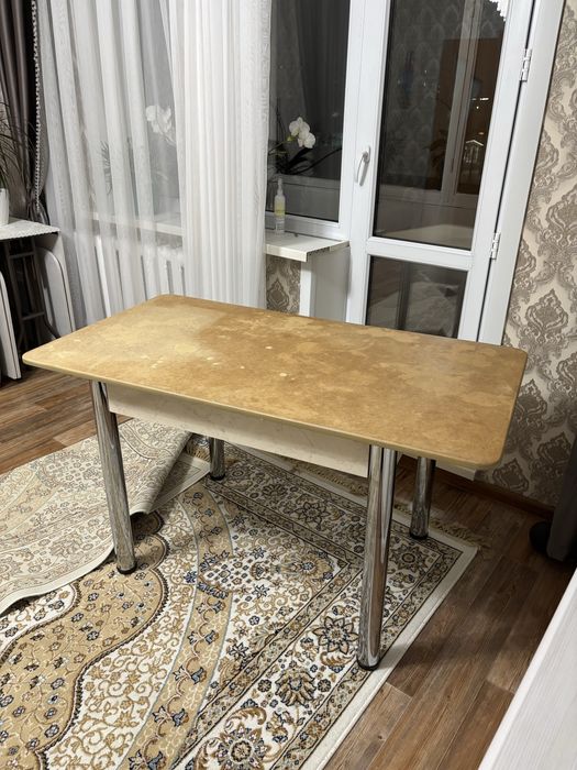 стол кухонный.