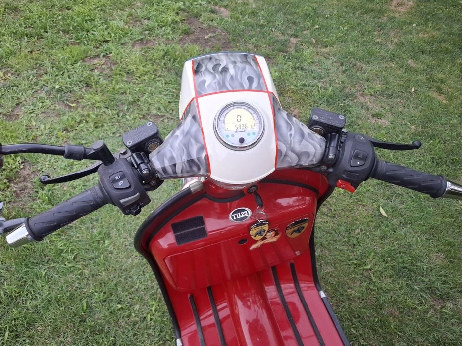 Scuter 125 Scomandi   englezesc  este o bijuterie