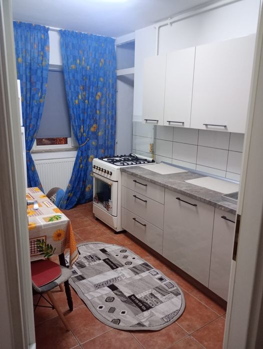 închiriez apartament 2 camere