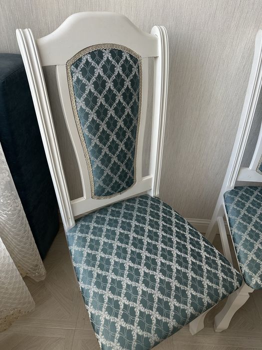 Красивые обеденные стулья в классическом стиле