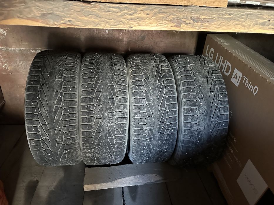 Шины шипованные, б/у, размер 285/60R18